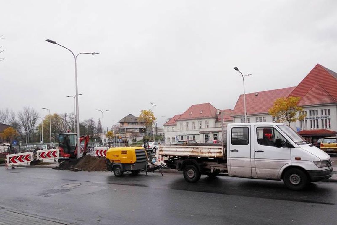 Nowy chodnik w centrum trzeba było rozebrać. Robotnicy zrobili wykop