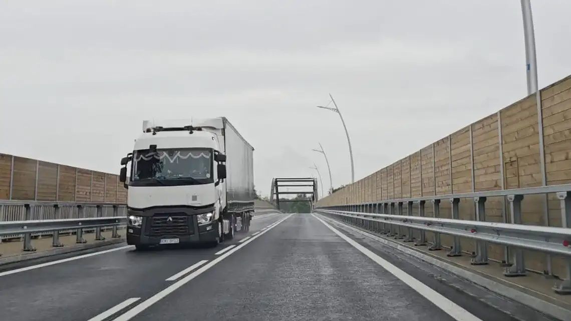 Niewielki ruch na nowym łączniku, a kierowcy ciężarówek jeżdżą starymi trasami. Drogi nie widać na Google Maps
