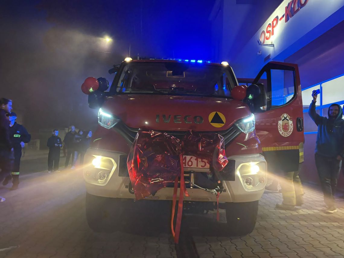 Nowy lekki wóz gaśniczy dla OSP Kłodnica. Strażacy i mieszkańcy osiedla zgotowali mu godne powitanie Nowy lekki wóz gaśniczy dla OSP Kłodnica. Strażacy i mieszkańcy osiedla zgotowali mu godne powitanie