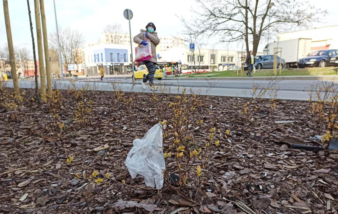 Nowy problem: walające się wszędzie zużyte rękawiczki. Zawsze wyrzucajmy je do śmietnika!