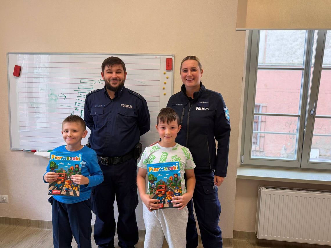 O hejcie, zagrożeniach w sieci i bezpiecznej drodze do szkoły. Policjanci spotykają się z uczniami