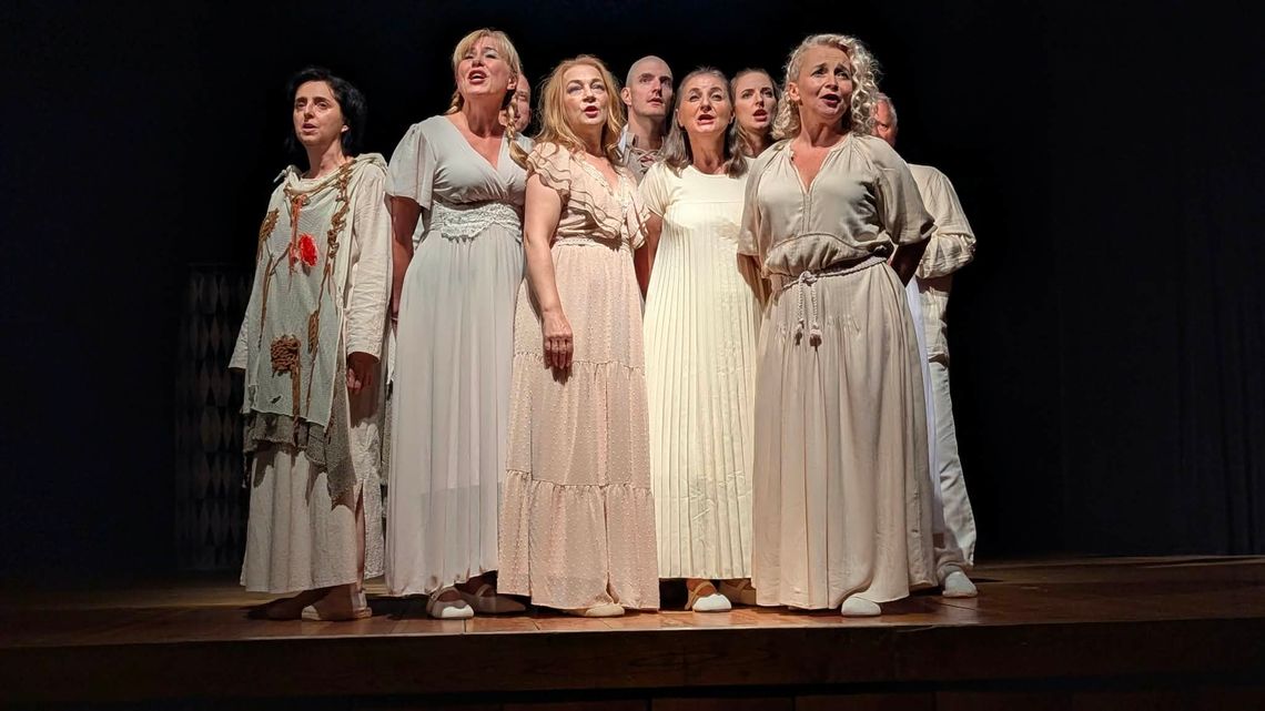„O lilijach (s)mętna historyja” powróciła na scenę. Amatorski teatr z emocjami na miarę profesjonalnej sceny „O lilijach (s)mętna historyja” powróciła na scenę. Amatorski teatr z emocjami na miarę profesjonalnej sceny