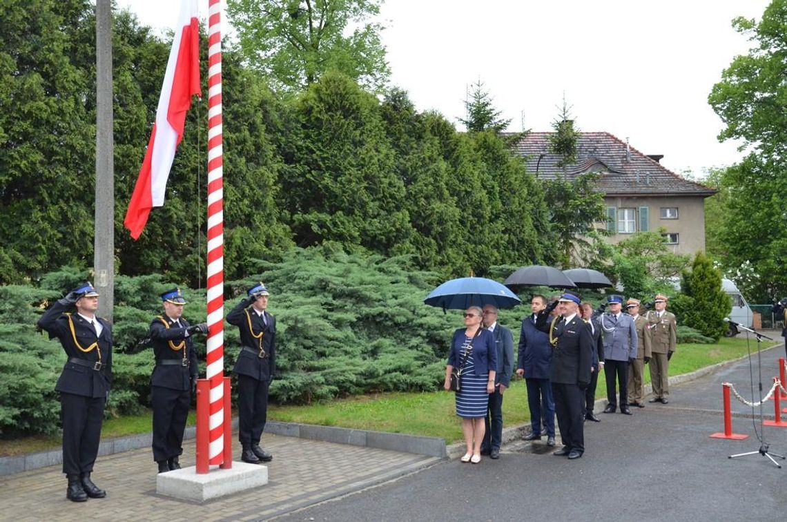 Obchody Dnia Flagi w Kędzierzynie-Koźlu. Uroczysty apel przed komendą straży pożarnej