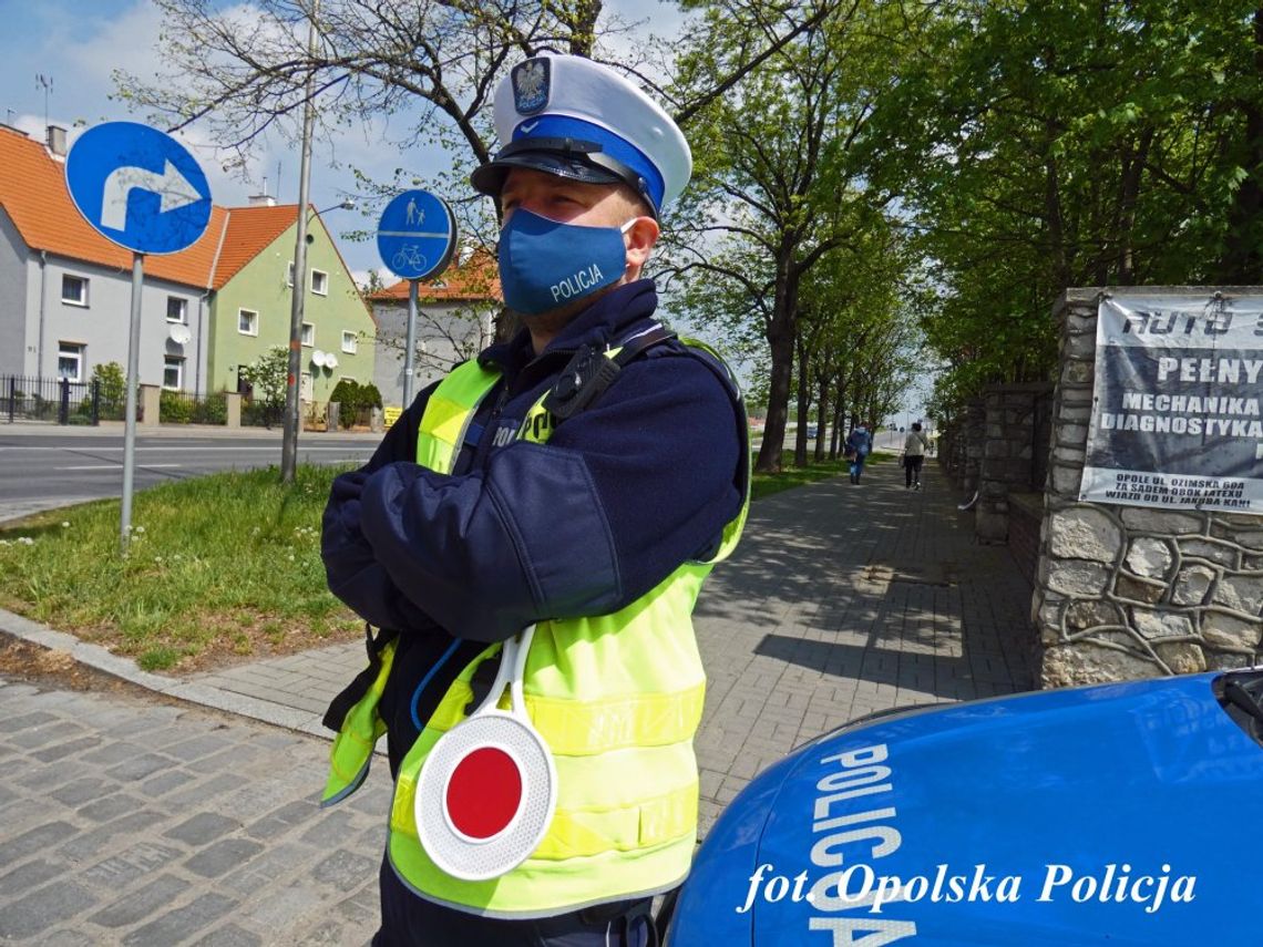 Obostrzenia ciągle obowiązują. W trakcie majówki policjanci karali za odsłonięte twarze i gromadzenie się