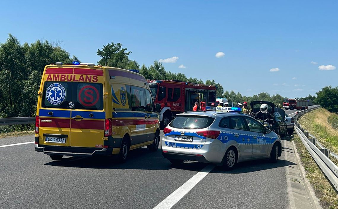 Obwodnica Kędzierzyna-Koźla zablokowana po poważnym wypadku. Zderzyły się trzy auta osobowe