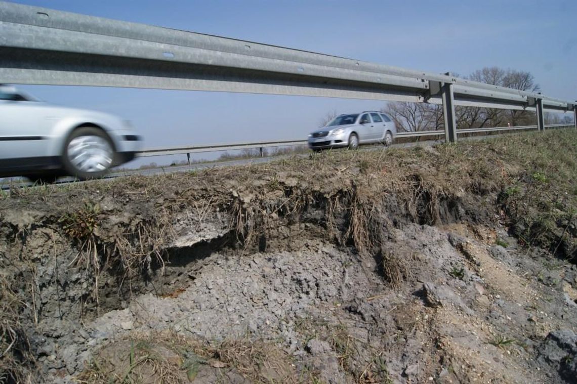 Obwodnica sypie się w oczach. Ogromne wyrwy w nasypie drogi ZDJĘCIA