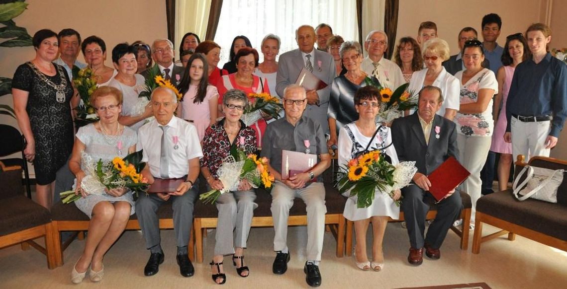 Od 50 lat pielęgnują miłość. Medale Prezydenta RP "Za długoletnie pożycie małżeńskie". ZDJĘCIA