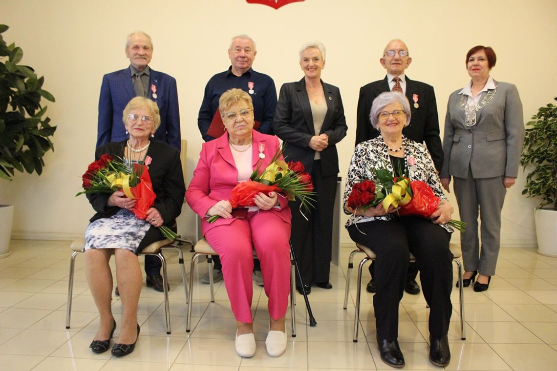 Od 50 lat razem idą przez świat. Trzy pary z Kędzierzyna-Koźla świętowały jubileusz "Złotych Godów"