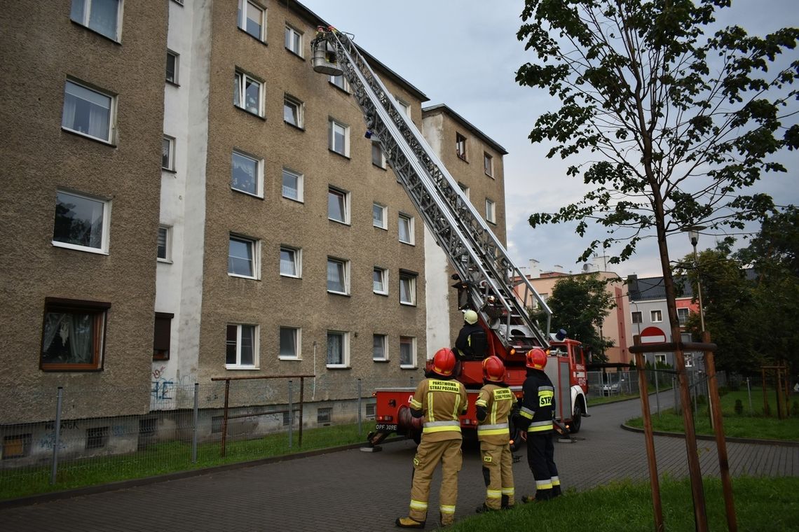 Od dłuższego czasu w mieszkaniu wył alarm. Interwencja służb na Pogorzelcu