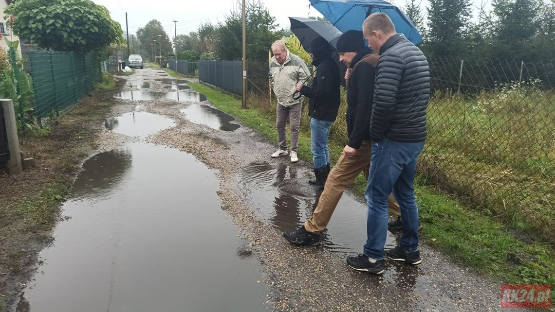 Od wielu lat proszą o remont, póki co na ulicy Nowowiejskiej wciąż ogromne kałuże i błoto