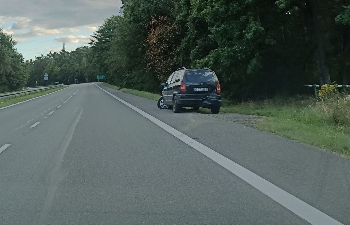 Od wtorku na obwodnicy stoi porzucony samochód. Prawdopodobnie właściciel zostawił go po kolizji