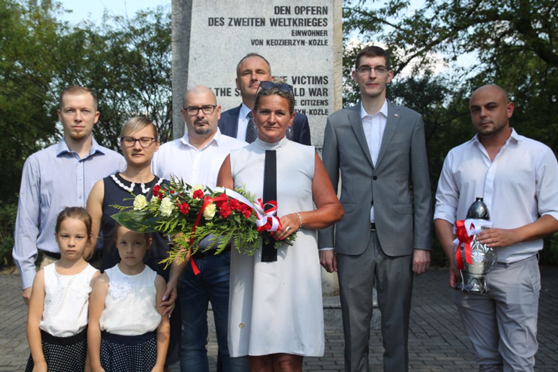 Oddali hołd powstańcom warszawskim. Poseł Katarzyna Czochara złożyła kwiaty pod pomnikiem w Parku Pojednania