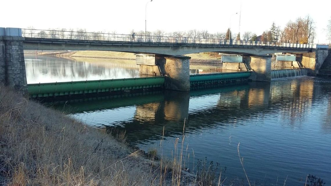 Odrą przemieszcza się fala wezbraniowa. Możliwe przekroczenie stanu alarmowego w Koźlu