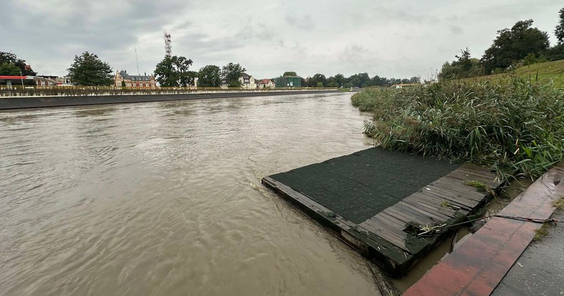 Odra w Koźlu przekroczyła stan alarmowy. Fala kulminacyjna ma dotrzeć do nas przed północą