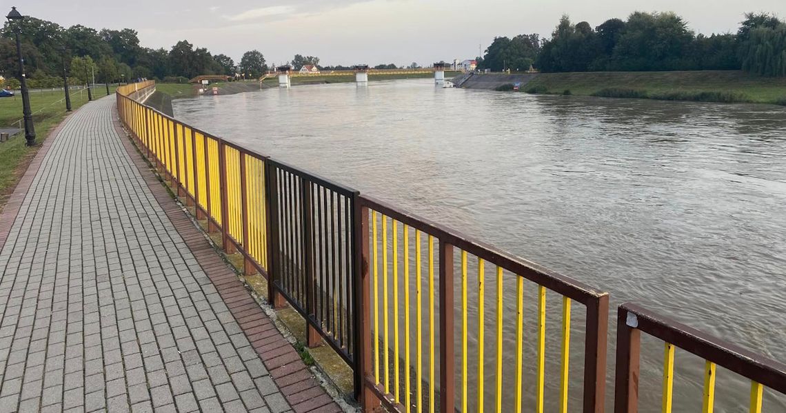 Odra wciąż wzbiera, niewielki przeciek w zbiorniku Racibórz. Raport z sytuacji powodziowej