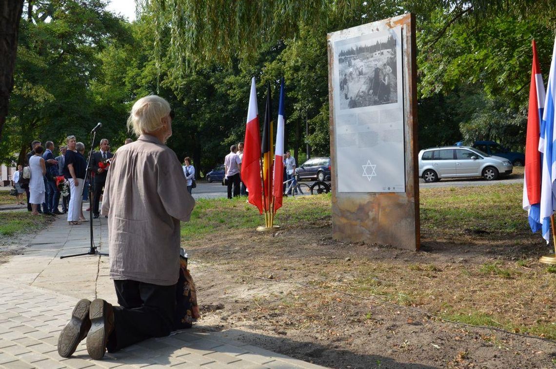 Odsłonięcie tablic upamiętniających ofiary Holocaustu. FOTOREPORTAŻ