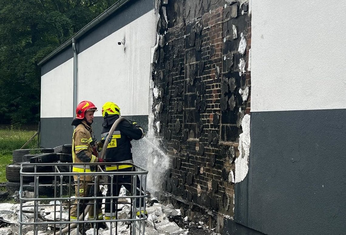 Ogień z kontenerów na śmieci rozprzestrzenił się na elewację budynku. Pożar w Koźlu Porcie