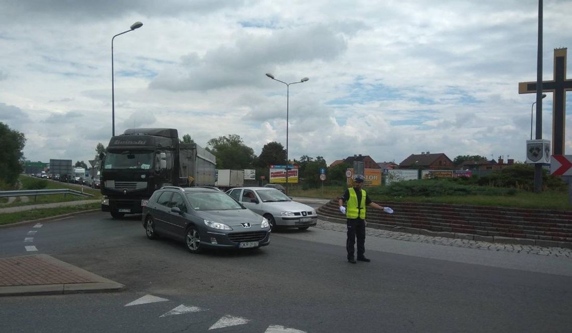 Ogromny korek na obwodnicy miasta. Sznur samochodów ciągnie się przez wiele kilometrów. ZDJĘCIA