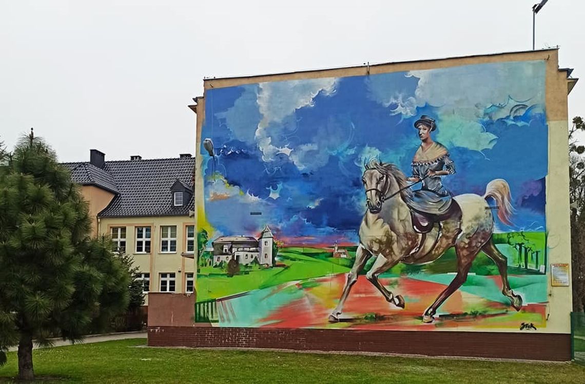 Ogromny mural ozdobił ścianę szkoły w Długomiłowicach. To niejedyna nowa atrakcja w tej miejscowości