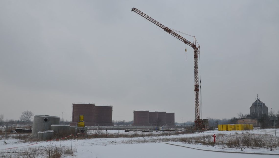 Ogromny problem z inwestycją w porcie: "Zbiorniki stoją i rdzewieją, nic się nie dzieje"