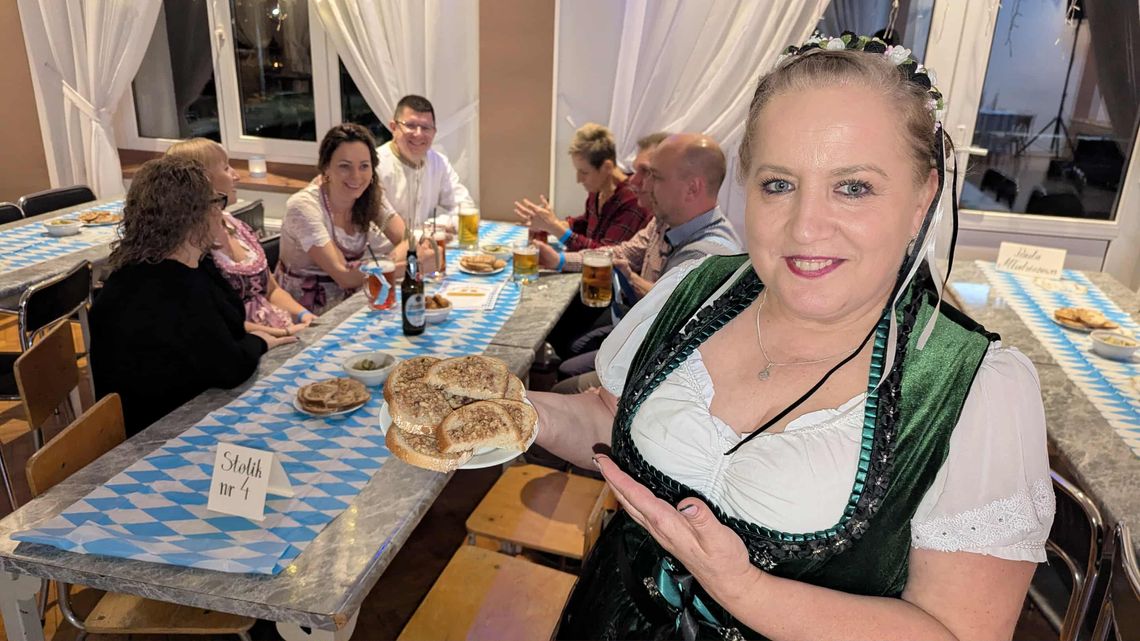 Oktoberfest na Osiedlu Cisowa po raz drugi! Ponad 200 osób bawiło się do późnej nocy Oktoberfest na Osiedlu Cisowa po raz drugi! Ponad 200 osób bawiło się do późnej nocy