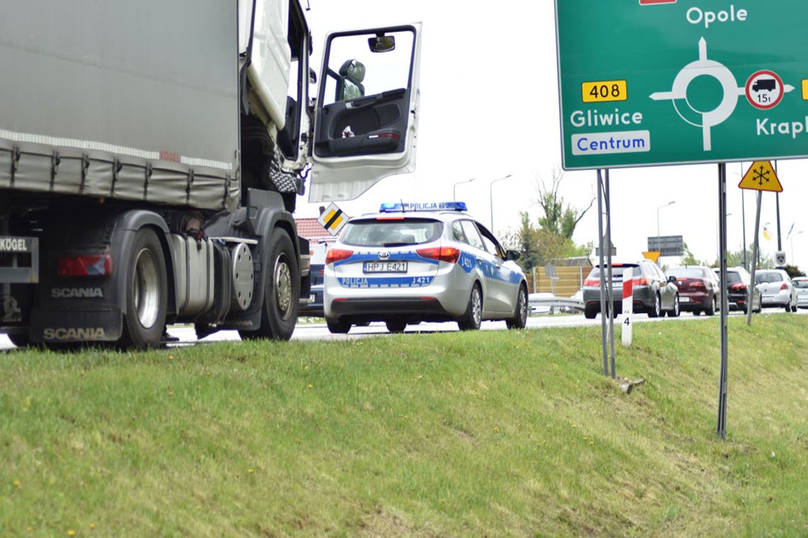 Olej z uszkodzonej ciężarówki rozlany na obwodnicy. Są utrudnienia