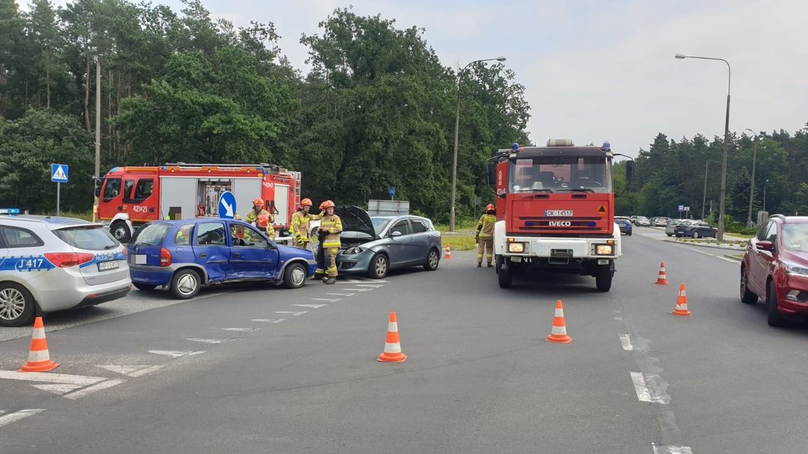 Opel nie ustąpił pierwszeństwa. Kolizja dwóch osobówek pod komendą policji