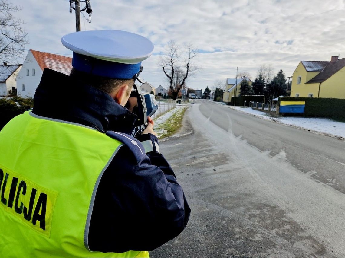 Opel pędził przez wieś z prędkością 102 km/h. Za kierownicą... 80-letni mężczyzna Opel pędził przez wieś z prędkością 102 km/h. Za kierownicą... 80-letni mężczyzna