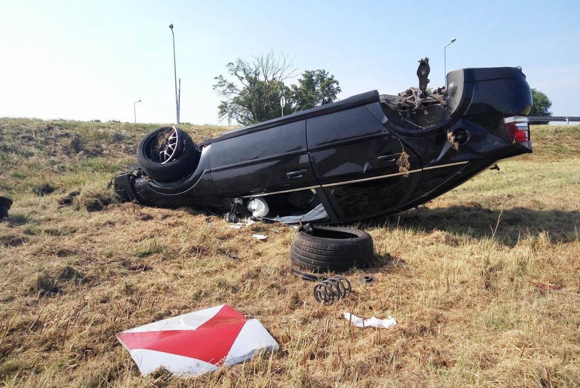 Opel przeleciał przez rondo i dachował na polu. Kierowca zniknął. ZDJĘCIA