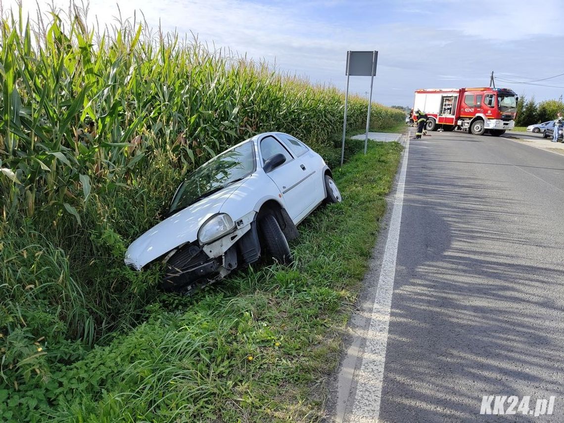 Opel zderzył się z volkswagenem i wylądował w rowie. Droga była całkowicie zablokowana