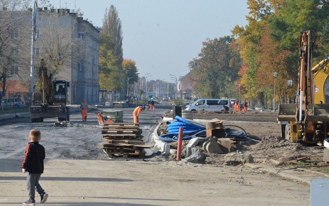 Opóźnienie przy przebudowie al. Jana Pawła II. Jest nowy termin otwarcia drogi. ZDJĘCIA