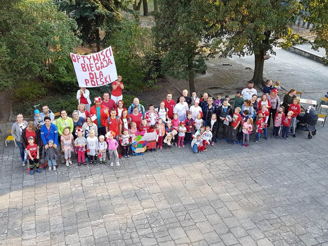 „Optymiści biegają dla Polski". Przedszkolaki z rodzinami aktywnie w terenie. ZDJĘCIA