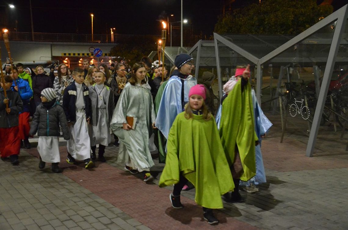 Orszak Wszystkich Świętych przeszedł ulicami Kędzierzyna-Koźla. Już po raz czwarty. ZDJĘCIA