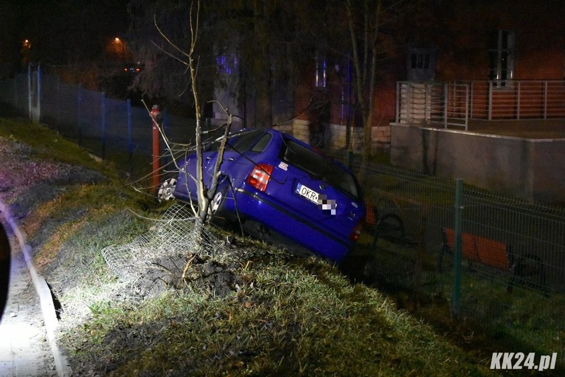 Osobowa skoda wypadła z drogi. Interwencja służb na kozielskiej na wyspie