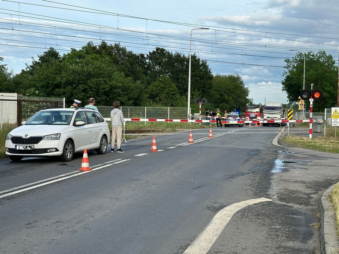 Osobowe bmw najechało na tył skody. Służby ratunkowe interweniują na przejeździe kolejowym w Bierawie