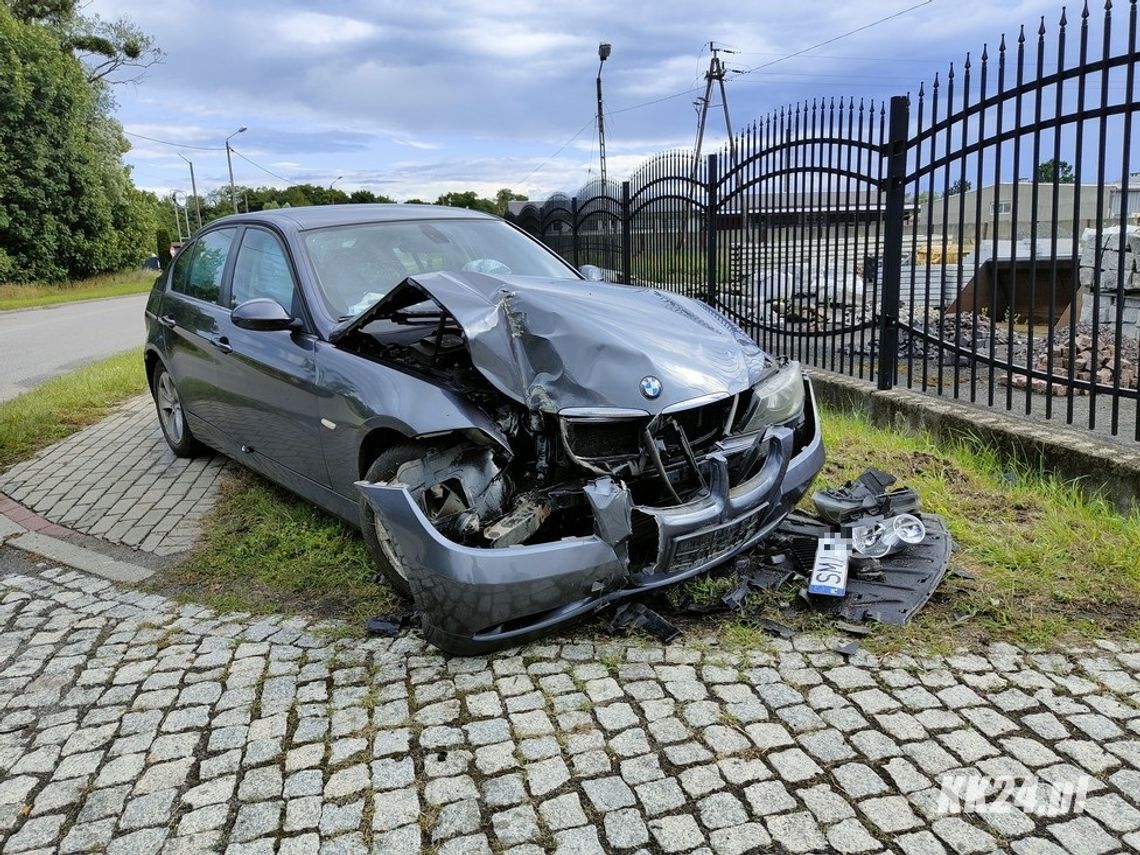 Osobowe BMW z impetem wjechało w ogrodzenie. Kierowca był pijany. ZDJĘCIA