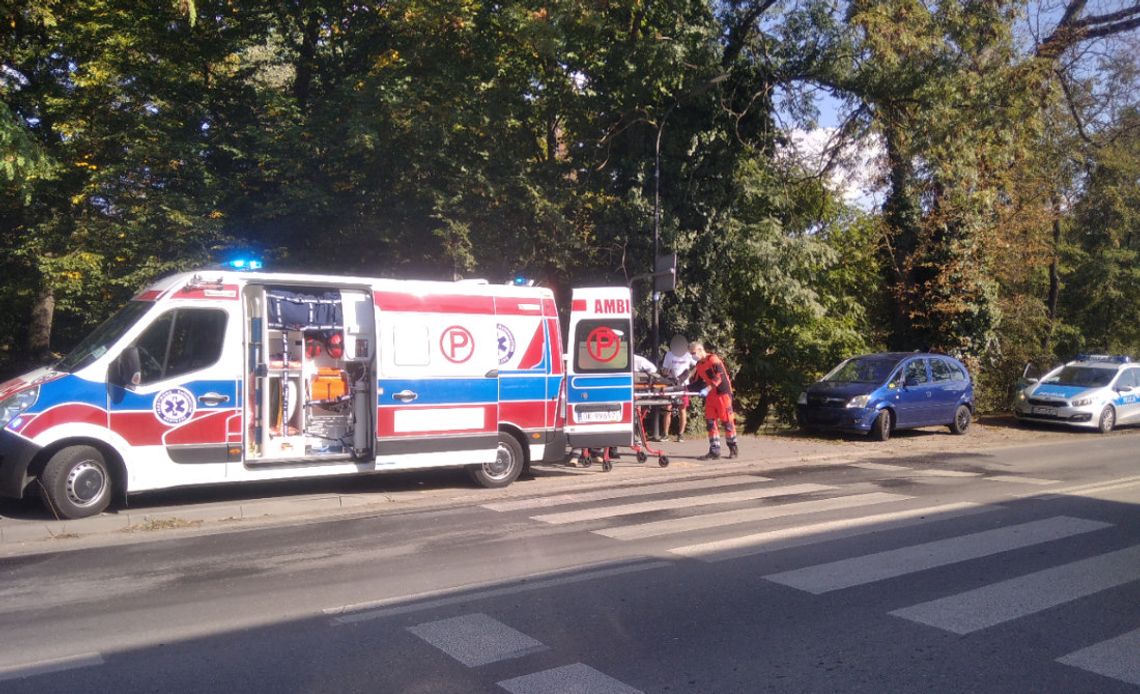 Osobówka wjechała w motocykl przed przejściem dla pieszych. Wypadek na ul. Głubczyckiej