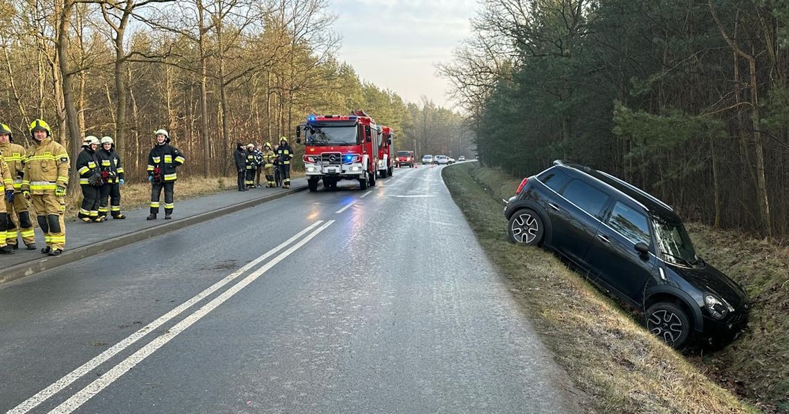 Osobówka wylądowała w rowie. Poranna kolizja na drodze z Kuźniczek do Cisowej. ZDJĘCIA