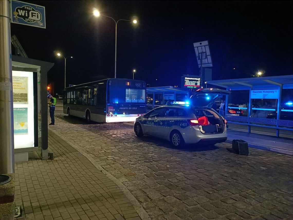 Osobówka zajechała drogę autobusowi. Wieczorne zdarzenie drogowe przy dworcu kolejowym