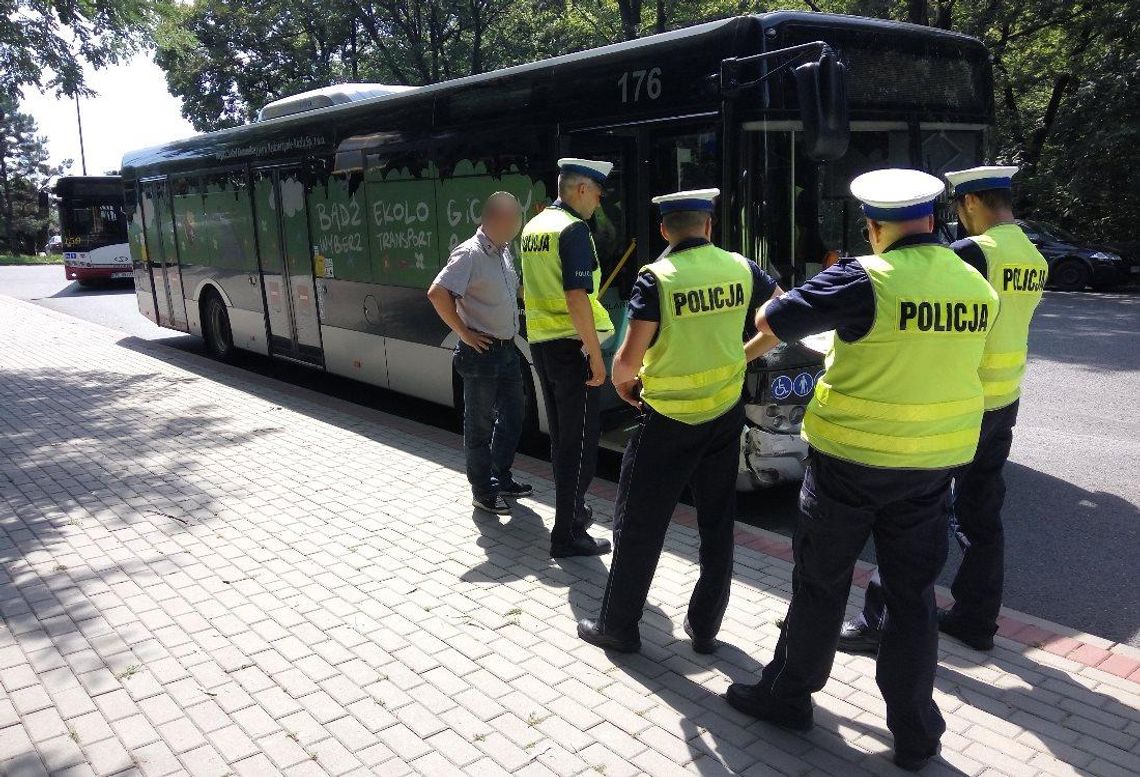 Osobówka zderzyła się z autobusem MZK. Dwie osoby trafiły do szpitala. ZDJĘCIA