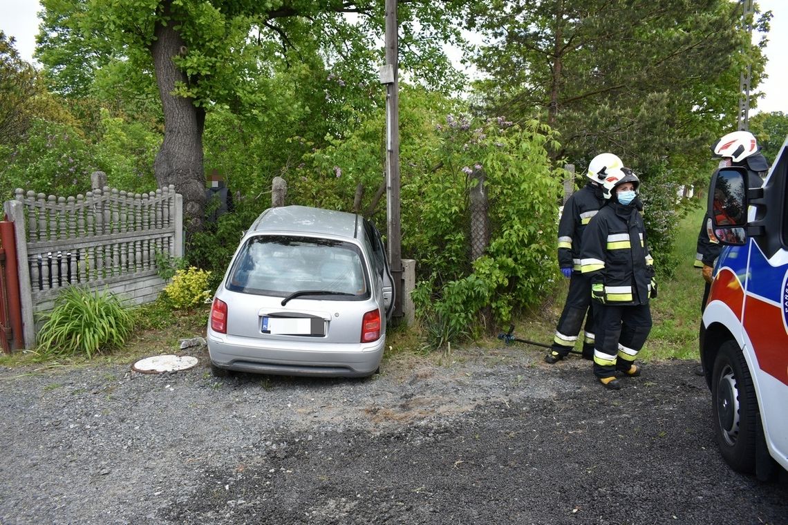 Osobowy nissan wypadł z jezdni i uderzył w betonowy płot. Pogotowie zabrało kierowcę do szpitala