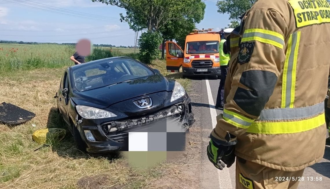 Osobowy peugeot wypadł z drogi i dachował. Służby interweniowały na drodze krajowej nr 40 w Pokrzywnicy