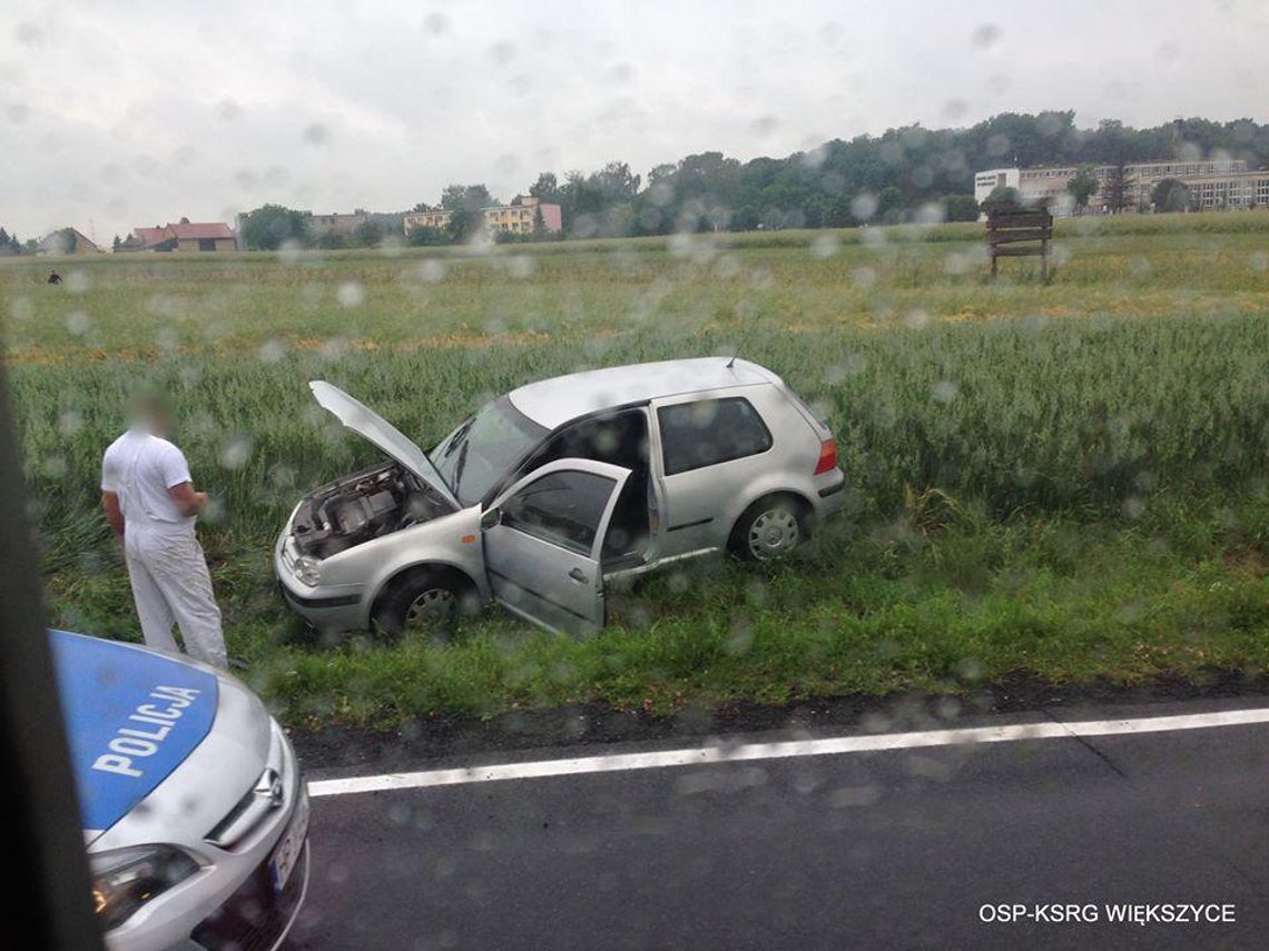 Osobowy volkswagen dachował na drodze krajowej nr 45. Dwie kobiety poszkodowane