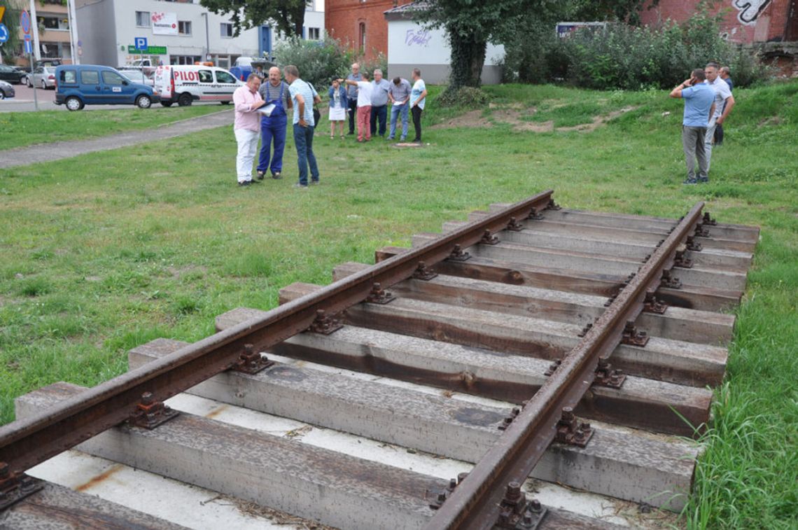 Ostatnie przygotowania do transportu lokomotywy. Potrzebne będą dwa dźwigi