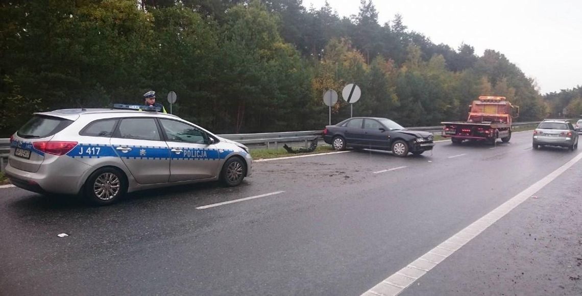 Ostrożnie na obwodnicy! Audi uderzyło w barierkę i stanęło w poprzek drogi