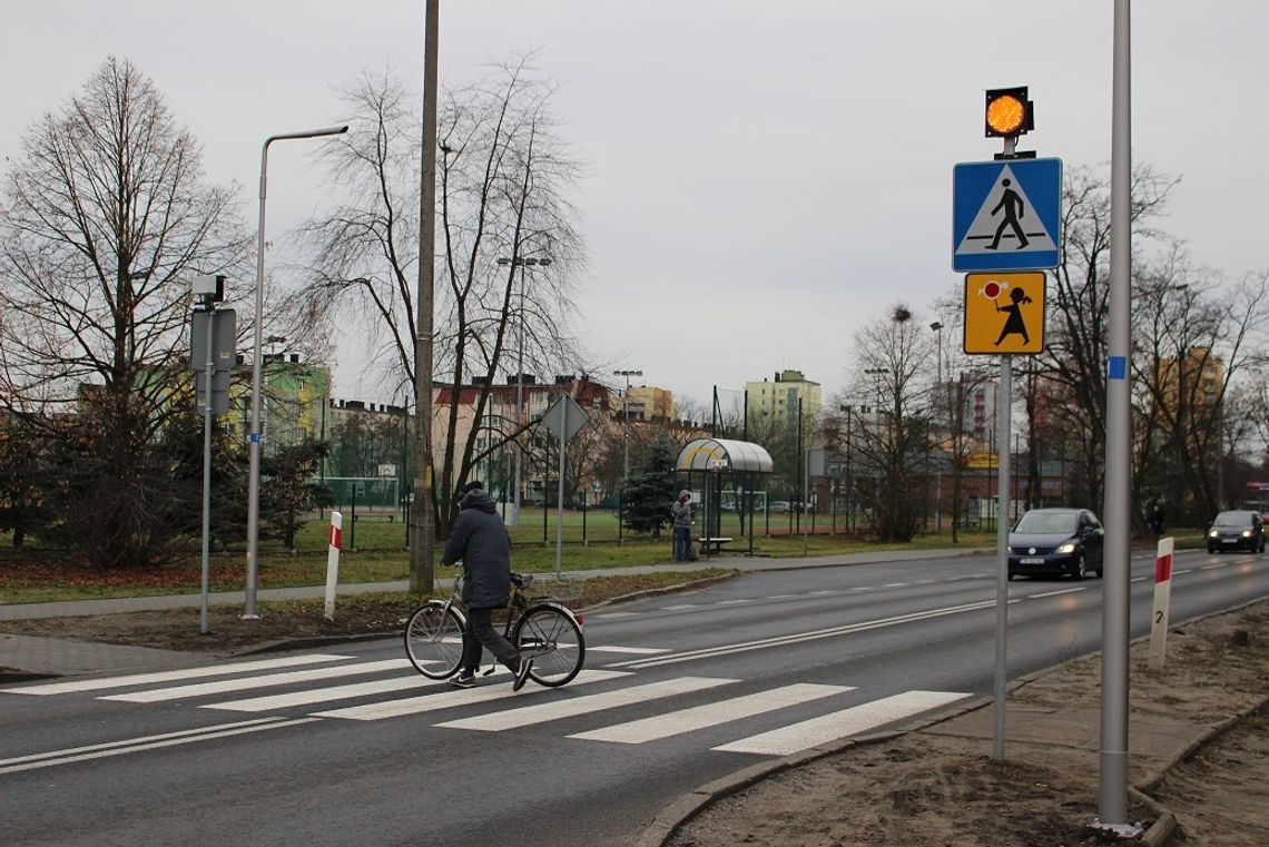 Ostrzegają kierowców, że zbliża się pieszy. Dwa kolejne inteligentne przejścia w Kędzierzynie-Koźlu