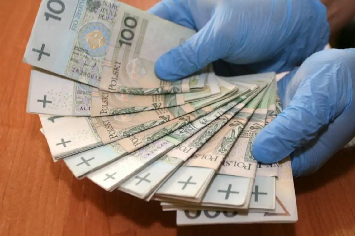 Oszuści podszyli się pod pracownika banku i policjanta. 51-latka straciła blisko 10 tysięcy złotych Oszuści podszyli się pod pracownika banku i policjanta. 51-latka straciła blisko 10 tysięcy złotych