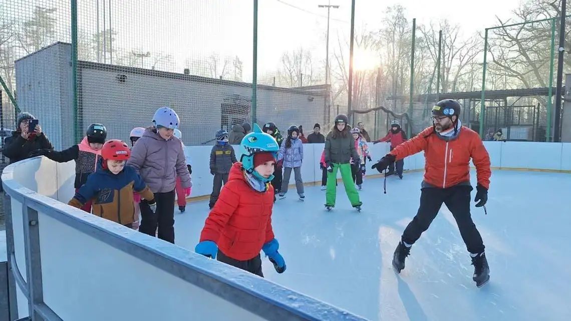 Otwarcie lodowiska już 6 grudnia. Mikołajki na sportowo z DJ-em na Białym Orliku w Koźlu