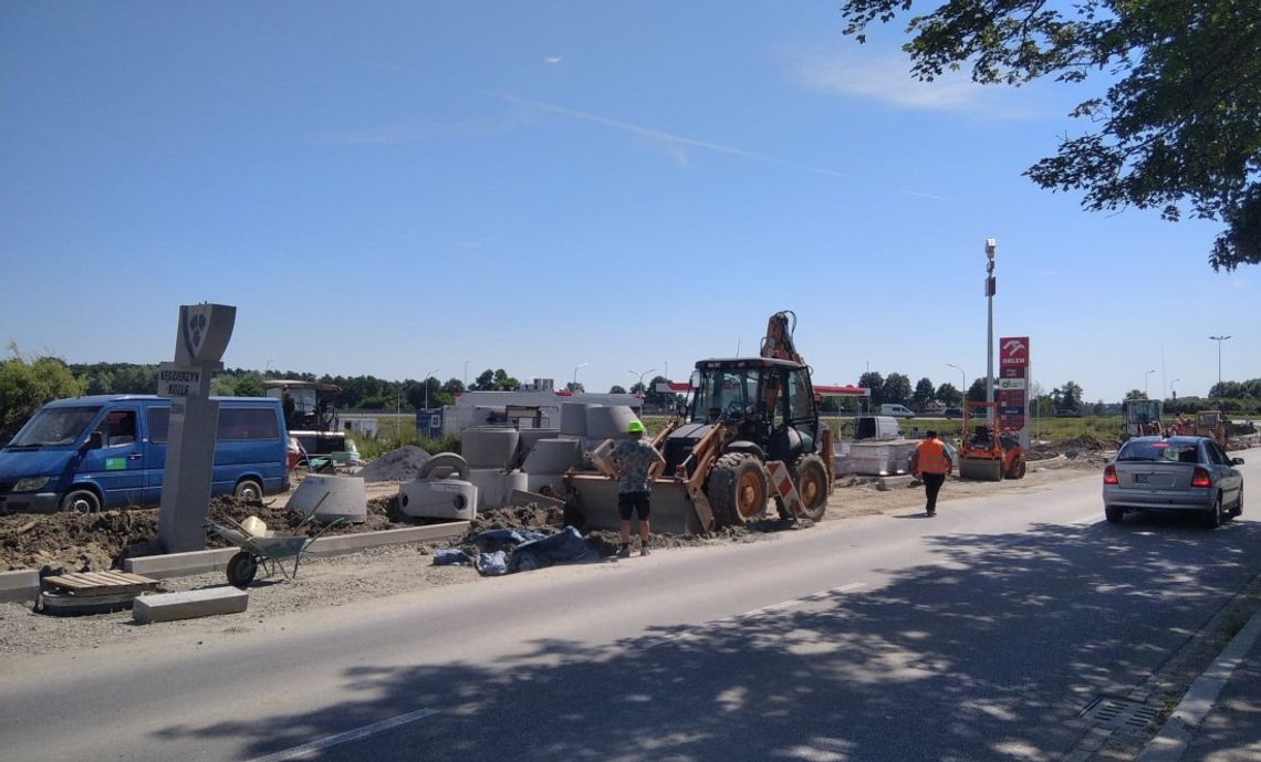 Otwarcie nowej stacji benzynowej później niż zakładano. Przyczyną problem z budową drogi dojazdowej