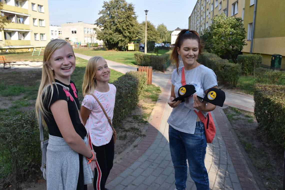 Pamiętacie dziewczynki, które malowały uśmiechy na chodniku? Zobaczcie, jak zakończyła się ta historia